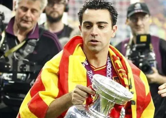 哈维：欧洲杯西班牙的指挥家，足球场上的智慧之光