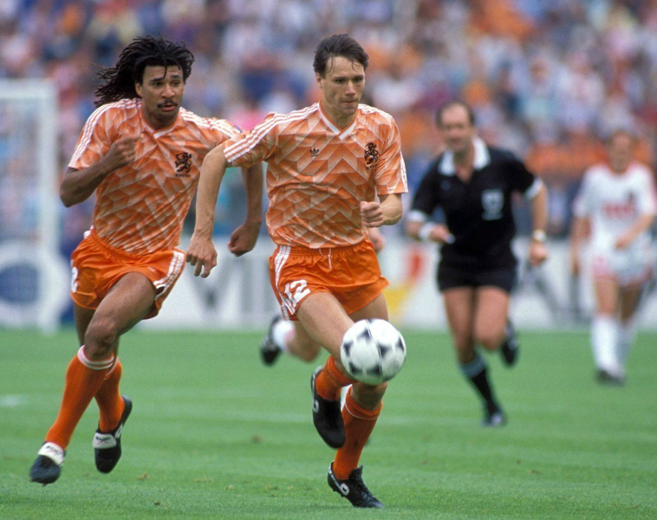 范巴斯滕：荷兰足球的传奇之光